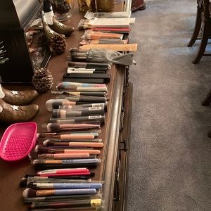 Box of makeup brushes (ALL NEW)